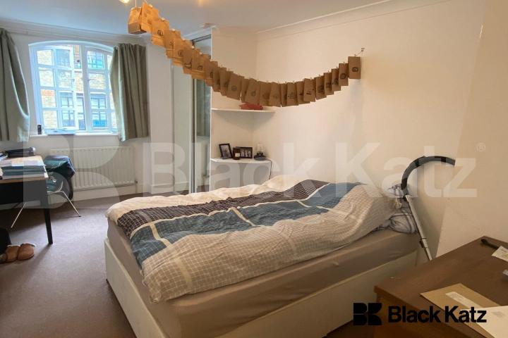 Warehouse style apartment with 900 sq. ft. of living and entertaining space Lion Court.  Shand Street, London Bridge